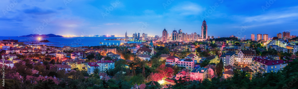 Obraz premium Qingdao's beautiful coastline and architectural landscape skyline