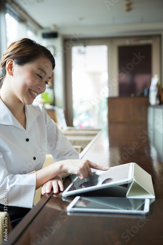 タブレットPCを見る店員