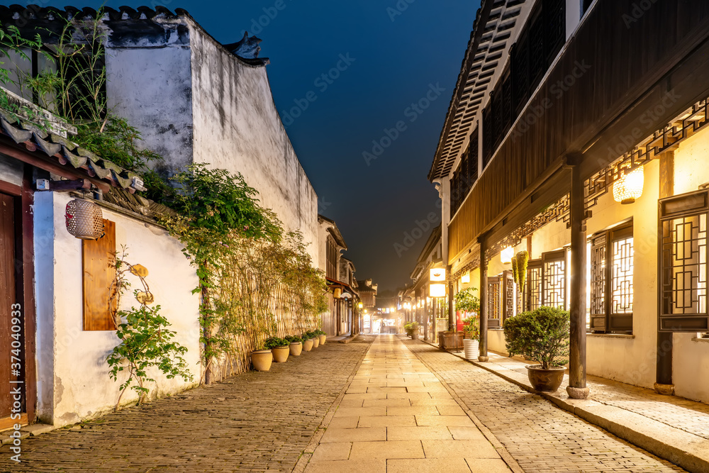 Obraz premium At night, the streets of Zhouzhuang Ancient Town, Suzhou, China