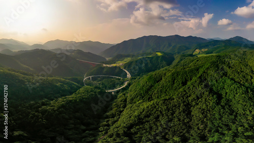 国内最大級の2重ループ橋のおろちループが奥出雲の夏の山中に雄大な風景を造っている。