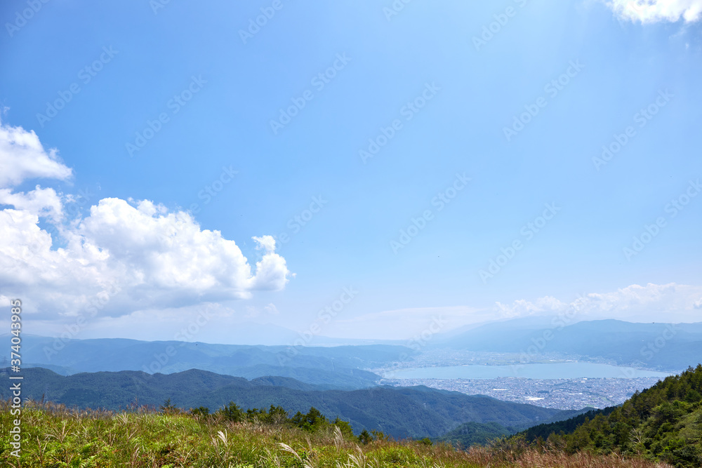 Fototapeta premium 夏の日中、高ボッチ山の見晴しの丘から諏訪湖方面を望む 長野県塩尻市