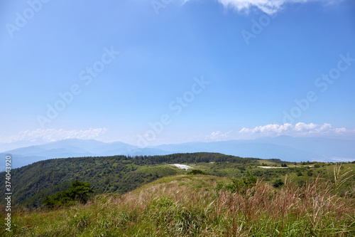 夏の日中、高ボッチ山の展望台から北アルプス方面を望む 長野県塩尻市