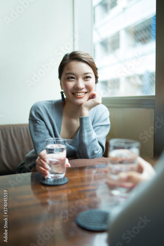 カフェでリラックスする女性