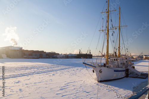 A white sailboat in the winter parking is frozen into the ice. Training ship. Saint Petersburg © Дэн Едрышов