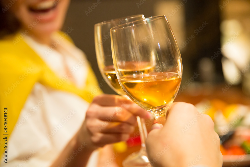 ワインを飲む女性