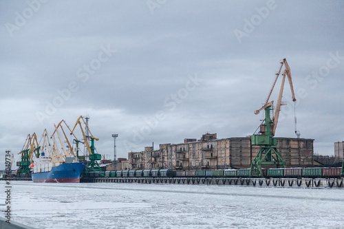 Canvas Print Huge green industrial cranes at the seaport in winter