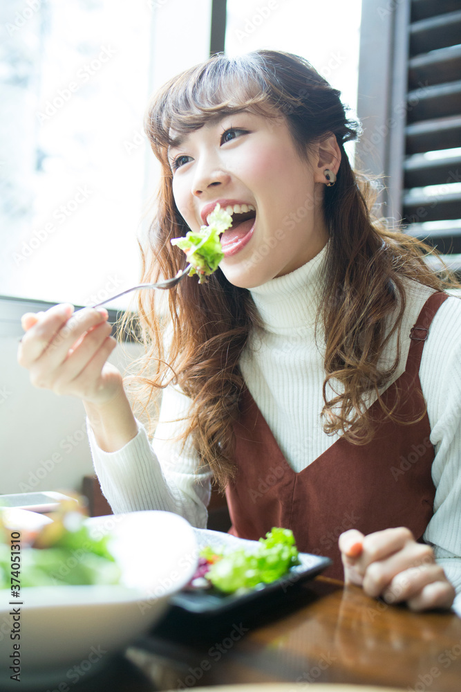 サラダを食べる女性