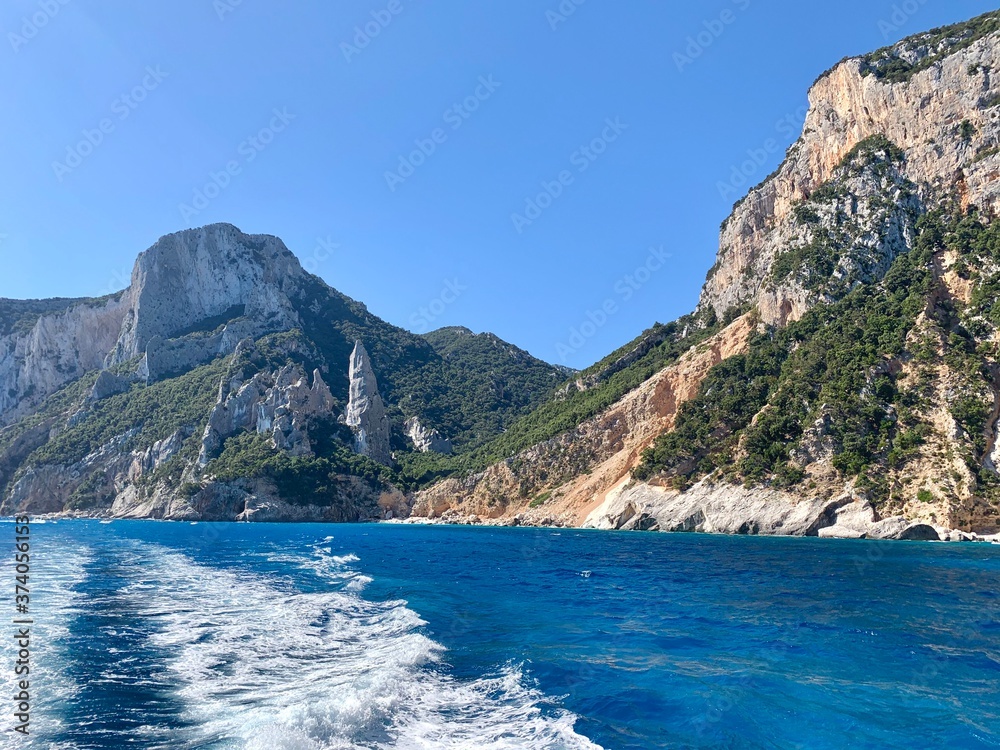 veduta dal mare della costa di cala Gonone e punta Cariddi, nella parte di golfo a ridosso del Capo di monte Santo, in territorio di Baunei, Sardegna