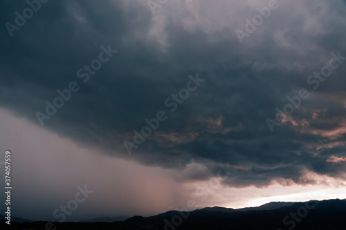 夕暮れ時のゲリラ豪雨の雨