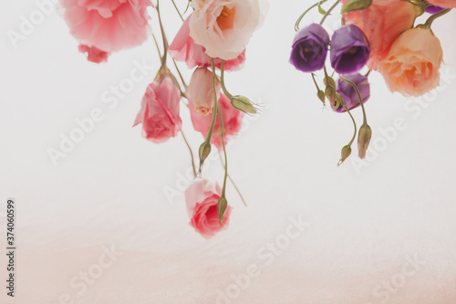 Φωτογραφία Bouquet of delicate eustoma flowers in backlight