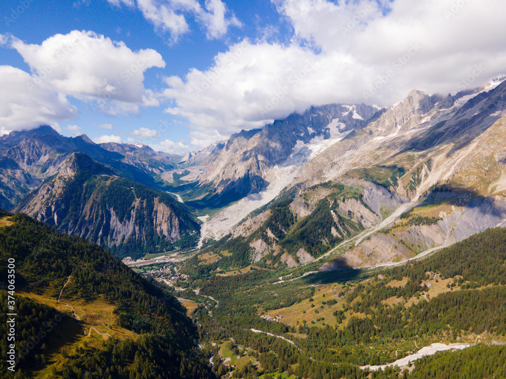 Courmayeur vista dal Drone - Val d'Aosta - Italia Courmayeur vista dal Drone - Val d'Aosta - Italia