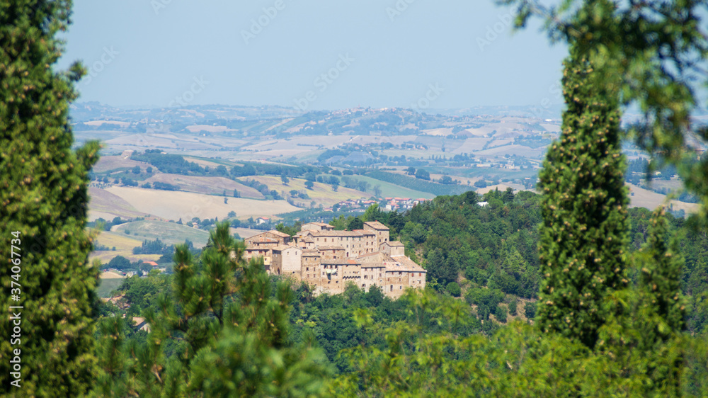 Panorama lungo il sentiero 141A a Serra San Quirico nelle Marche