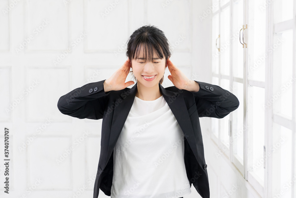 耳を塞ぐ若いビジネスウーマン 耳を塞ぐ若いビジネスウーマン