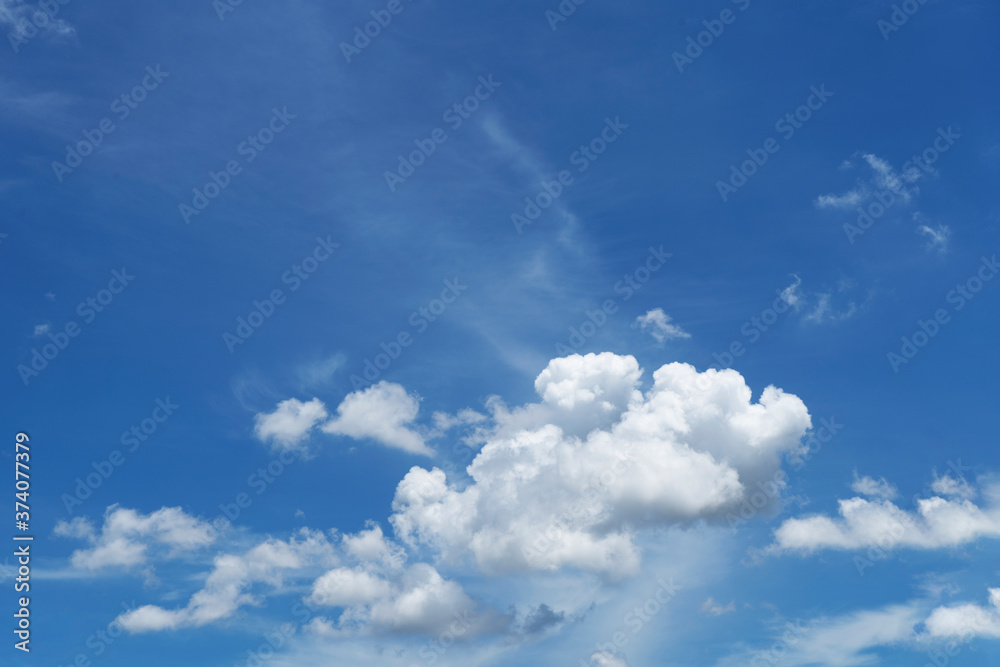Fototapeta premium Beautiful cloud with blue sky natural background