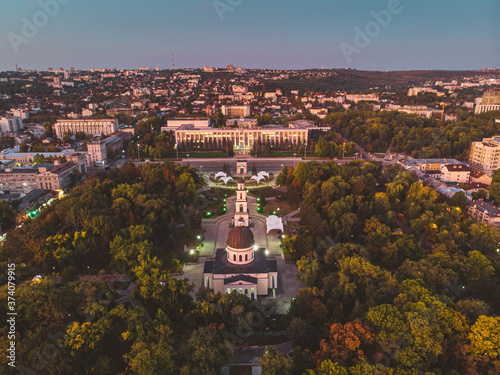Obraz na płótnie Triumphal Arch and Government building in central Chisinau, Moldova, 2020. Aerial view w salonie