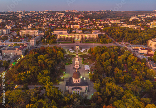 Obraz na płótnie Triumphal Arch and Government building in central Chisinau, Moldova, 2020. Aerial view w salonie