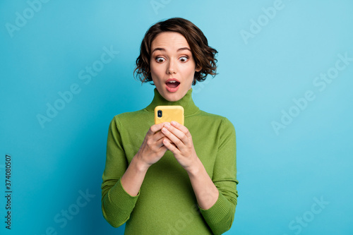 Billede på lærred Portrait of astonished blogger girl use smartphone read incredible social networ