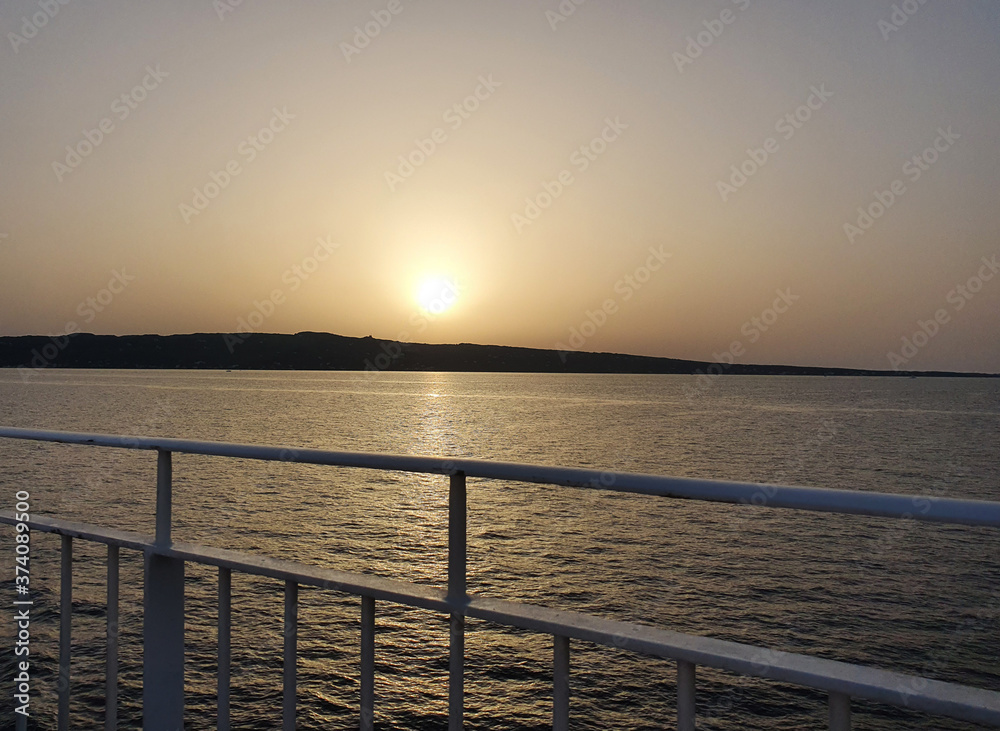 Obraz premium Sunset from the italian bridge to the sea