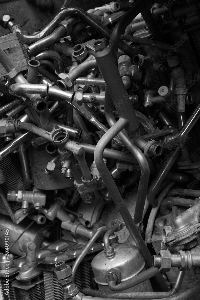 Es una foto en blanco y negro de tubos de calefacción hechos con metal e hierro, todos amontonados unos sobre otros. Es una foto en blanco y negro de tubos de calefacción hechos con metal e hierro, todos amontonados unos sobre otros.
