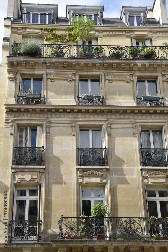 Obraz premium Immeuble haussmannien à Paris, France
