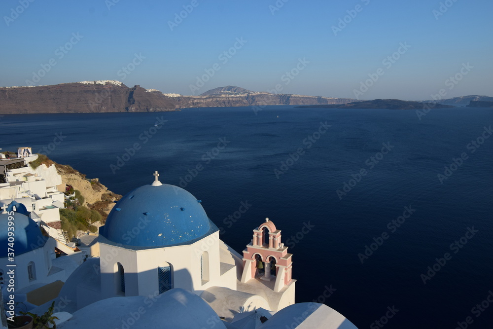 Blaue Kuppel mit Glockenturm auf Santorini