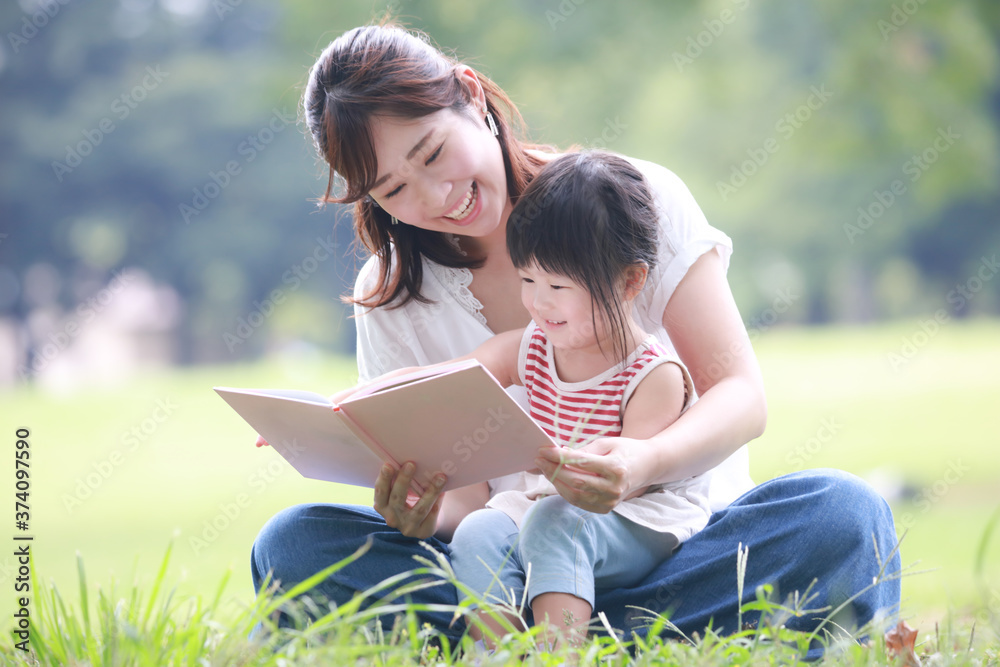 本を読む親子 本を読む親子
