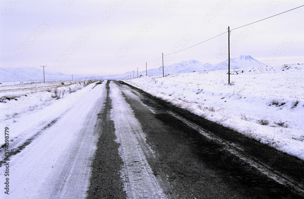 Carretera nevada hacia el Valle de Ihlara.Volcan Hasan Dagi (3268m.).Capadocia.Turquia. Carretera nevada hacia el Valle de Ihlara.Volcan Hasan Dagi (3268m.).Capadocia.Turquia.