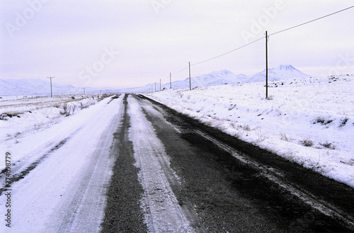Carretera nevada hacia el Valle de Ihlara.Volcan Hasan Dagi (3268m.).Capadocia.Turquia.