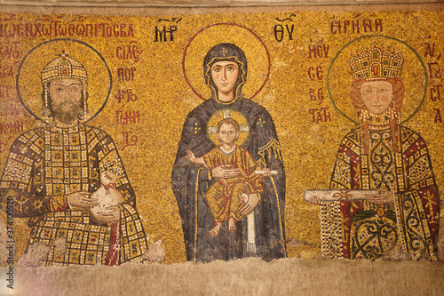 mosaico de la virgen Maria con el niño en brazos, flanqueada por el emperador Juan II Comneno y la emperatriz Irene.Santa Sofia ,siglo VI.Sultanahmet. Estambul.Turquia. Asia.
