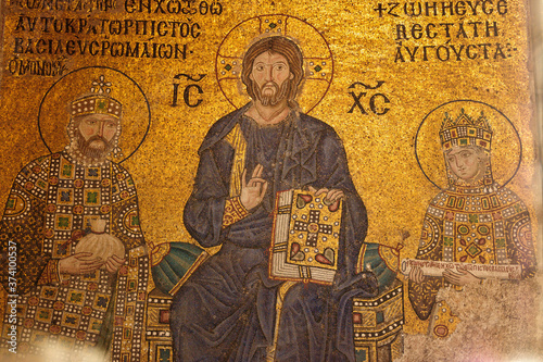 mosaico de la virgen Maria con el niño en brazos, flanqueada por el emperador Juan II Comneno y la emperatriz Irene.Santa Sofia ,siglo VI.Sultanahmet. Estambul.Turquia. Asia.
