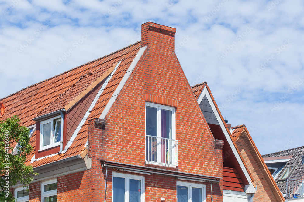 Modernes Wohngebäude mit Dachgiebel aus Backstein, Travemünde, Lübeck, Schleswig-Holstein, Deutschland, Europa Modernes Wohngebäude mit Dachgiebel aus Backstein, Travemünde, Lübeck, Schleswig-Holstein, Deutschland, Europa