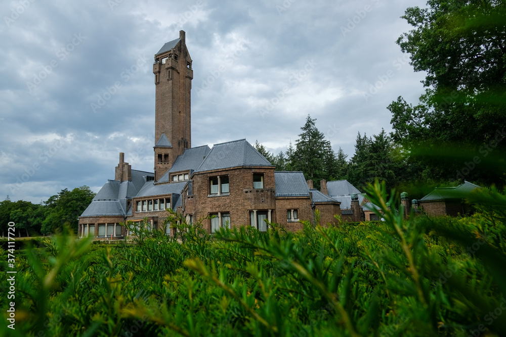 Jachthuis St Hubertus Holland Naturpaark Hoge de Veluwe, wolkig, Wolken, bedeckt, Wetter