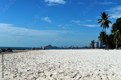 Fototapeta Naklejka Na Ścianę i Meble -  Tropical beach, summer sea sunny sky background