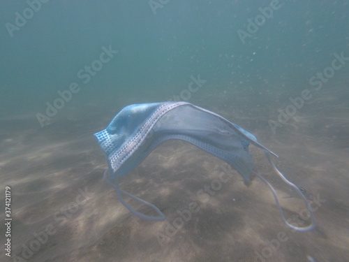 Mascherina coronavirus inquina il mare photo