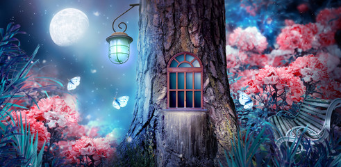 Poster Sprookjeswereld Elfenhuisje in boom met rozentuin  © julia_arda