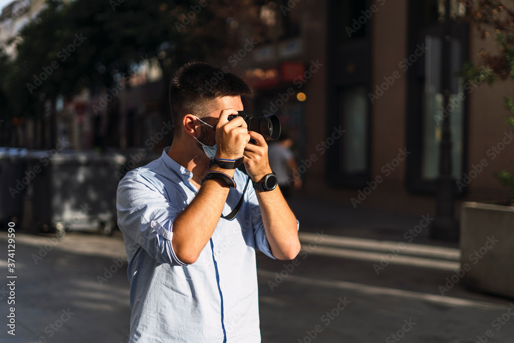 Chico joven de negocios tomando fotos y paseando Chico joven de negocios tomando fotos y paseando