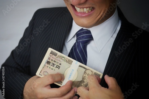 スーツ姿の男性と現金 photo