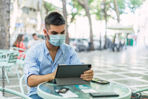 Chico joven de negocios con tablet 