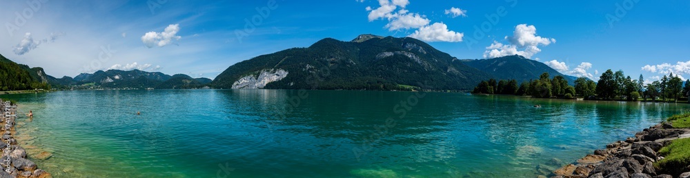 Wolfgangsee (Abersee) mit wunderschönen glasklaren türkisblauen Wasser im Sommer Panorama