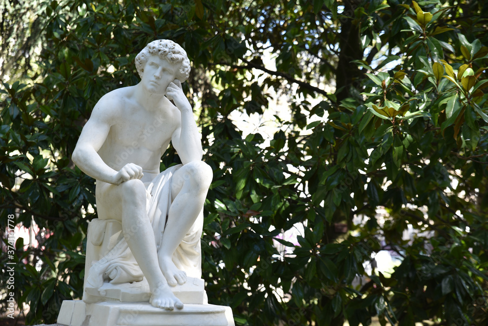 Ephèbe en marbre au jardin du Luxembourg à Paris, France Ephèbe en marbre au jardin du Luxembourg à Paris, France