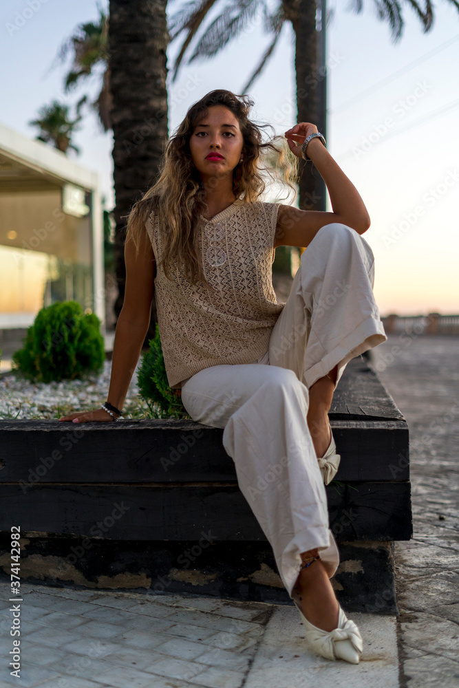 Fototapeta premium Chica joven y guapa junto a palmeras de compras