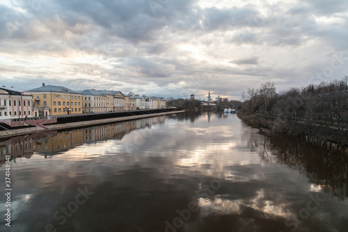 Russian river cityscape at autumn time © Дэн Едрышов