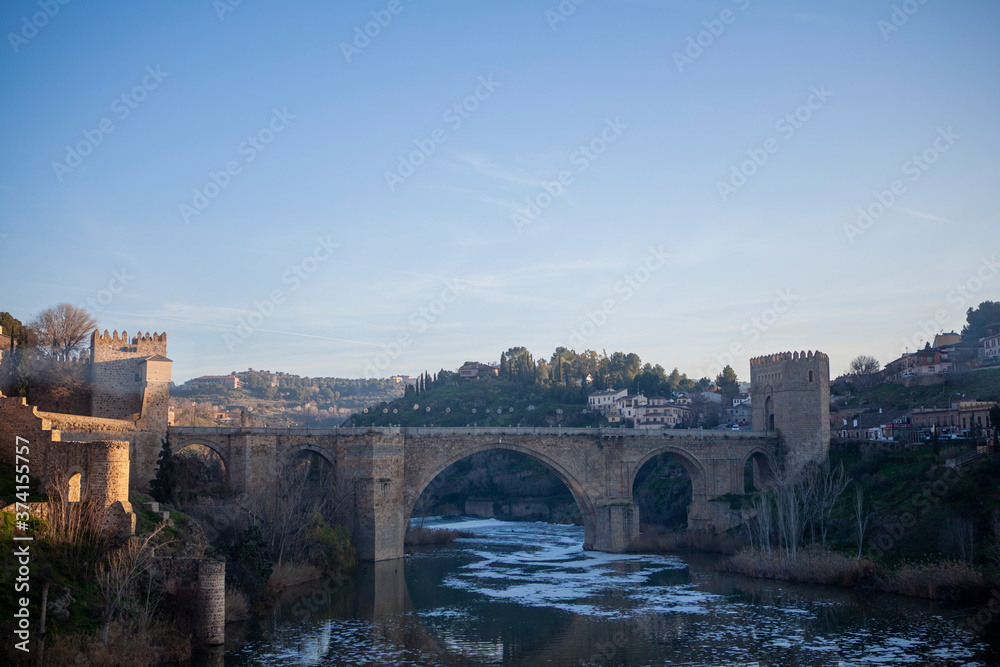 Puente de Alcantará en Toledo sobre el río Tajo