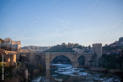 Obraz na płótnie Puente de Alcantará en Toledo sobre el río Tajo w salonie