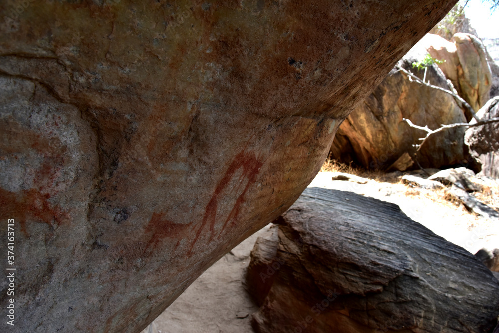 Obraz premium A rock structure in the Cederberg Mountain area of South Africa offering an ancient San rock painting