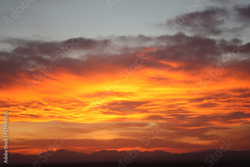 Atardecer espectacular en tonos rojos y naranjas