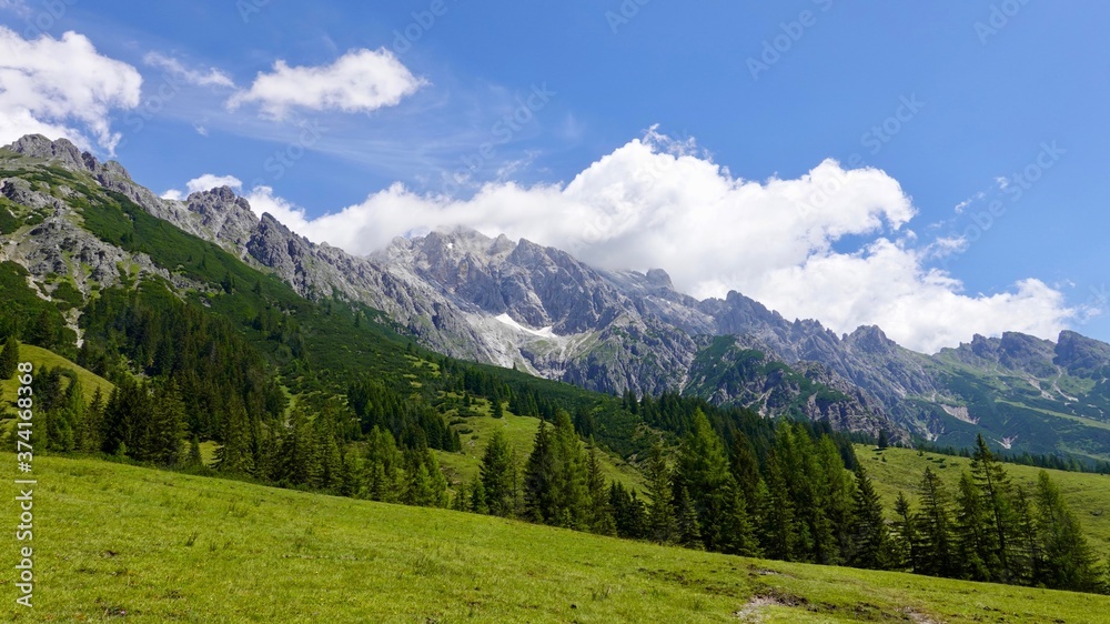 Fototapeta premium Wanderung durch die Hochalpen, Gebirgswanderung, Alpen, Gebirge