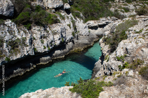 Persona buceando por una playa de Menorca