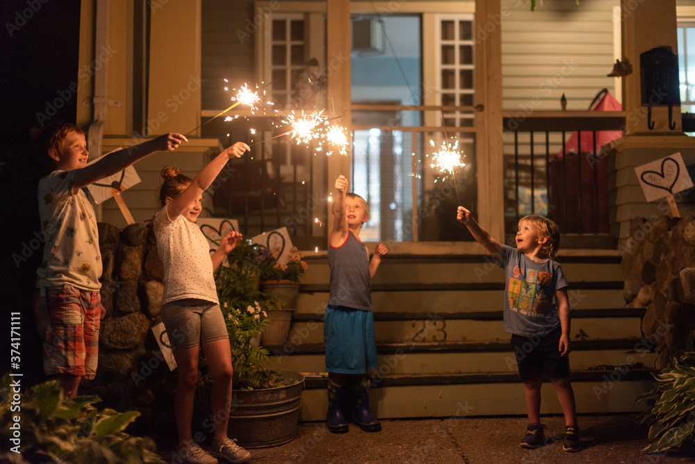 Fototapeta premium kids with sparklers
