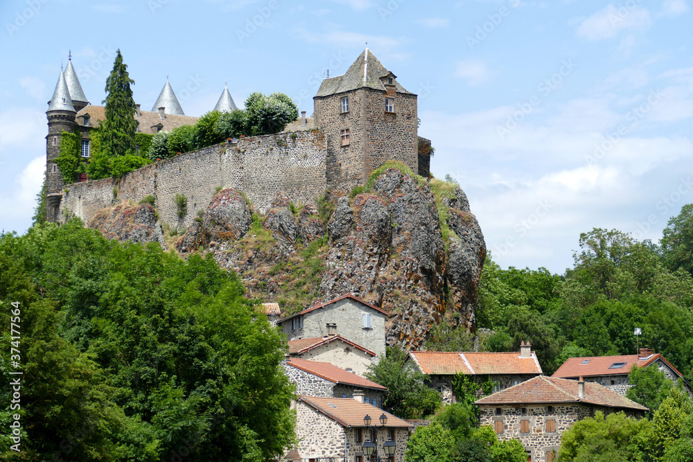 Le château du Sailhant au sommet d’un éperon rocheux surplombant les maisons du hameau Le château du Sailhant au sommet d’un éperon rocheux surplombant les maisons du hameau
